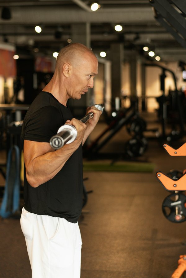 Quels exercices de renforcement des biceps sont les plus efficaces pour les athlètes pratiquant le tir à la corde?